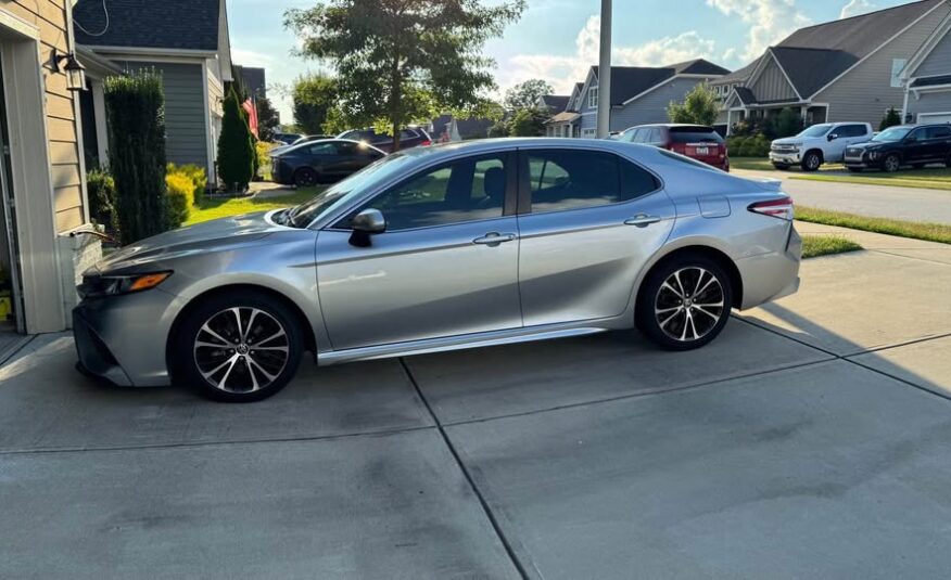 Toyota Camry SE 2020