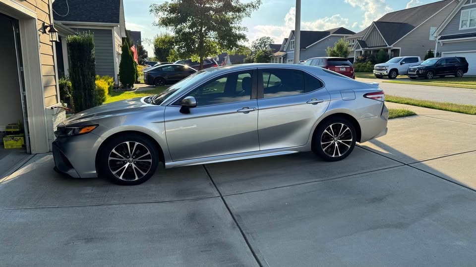 Toyota Camry SE 2020