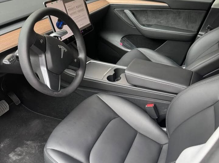 Tesla model Y 2023