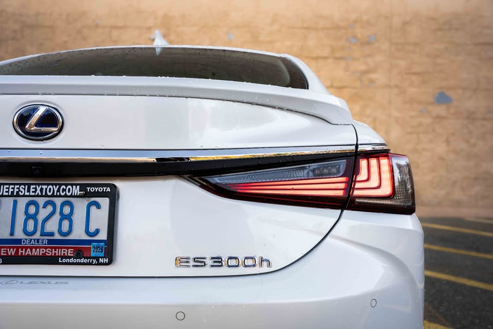2022 Lexus ES 300h