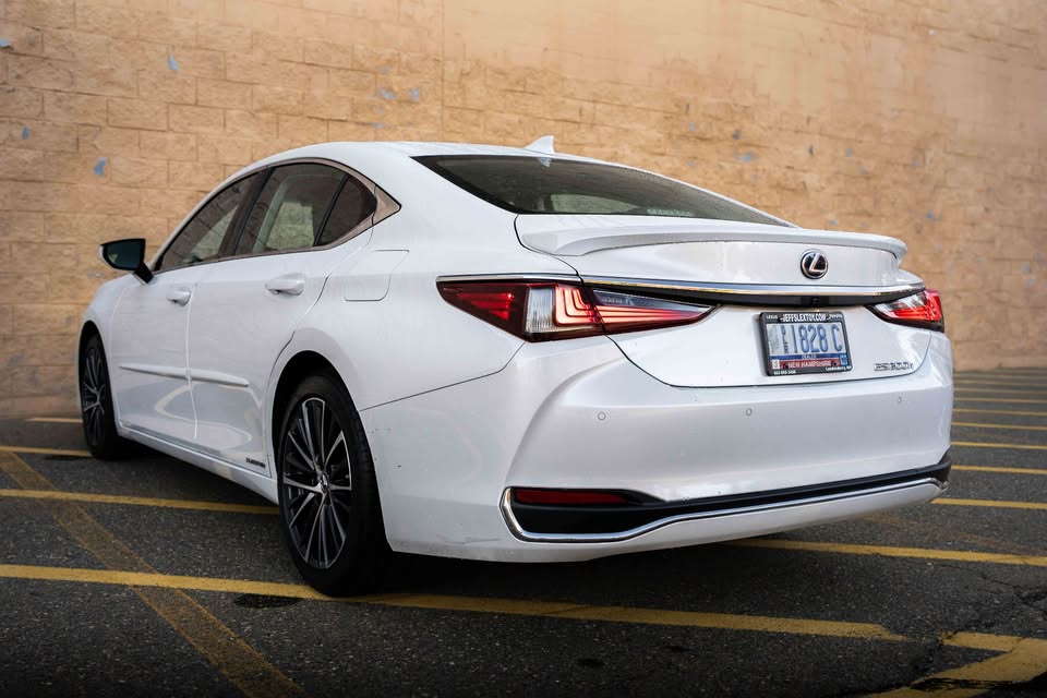 2022 Lexus ES 300h